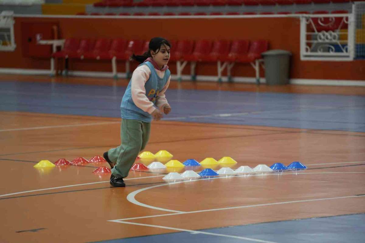 Kars'ta kız çocukları futbol oynayacak