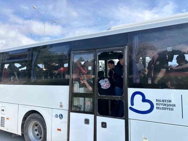 Uşak'ta Nev Sağlık Grubu Balıkesirspor'un taraftar otobüsüne taşlı saldırı