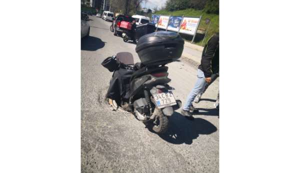 İstanbul'da ilginç kaza: Motosikletli kurye rögara düştü