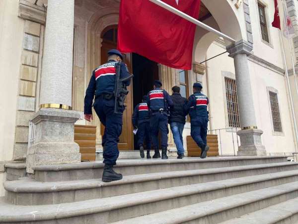 Aranan şahıs, Sinop'a adım attığında jandarma ekiplerince yakaladı