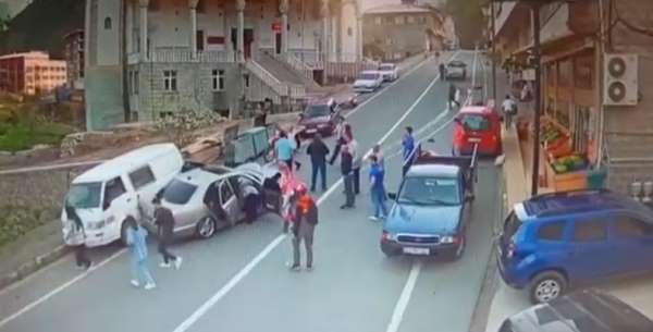 Rize'de yola atlayan motor sürücüsü 3 araçlı zincirleme kazaya sebep oldu - Rize haber