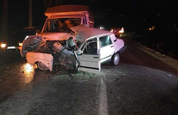 Tokat'ta otomobille kamyonet çarpıştı: 2 yaralı