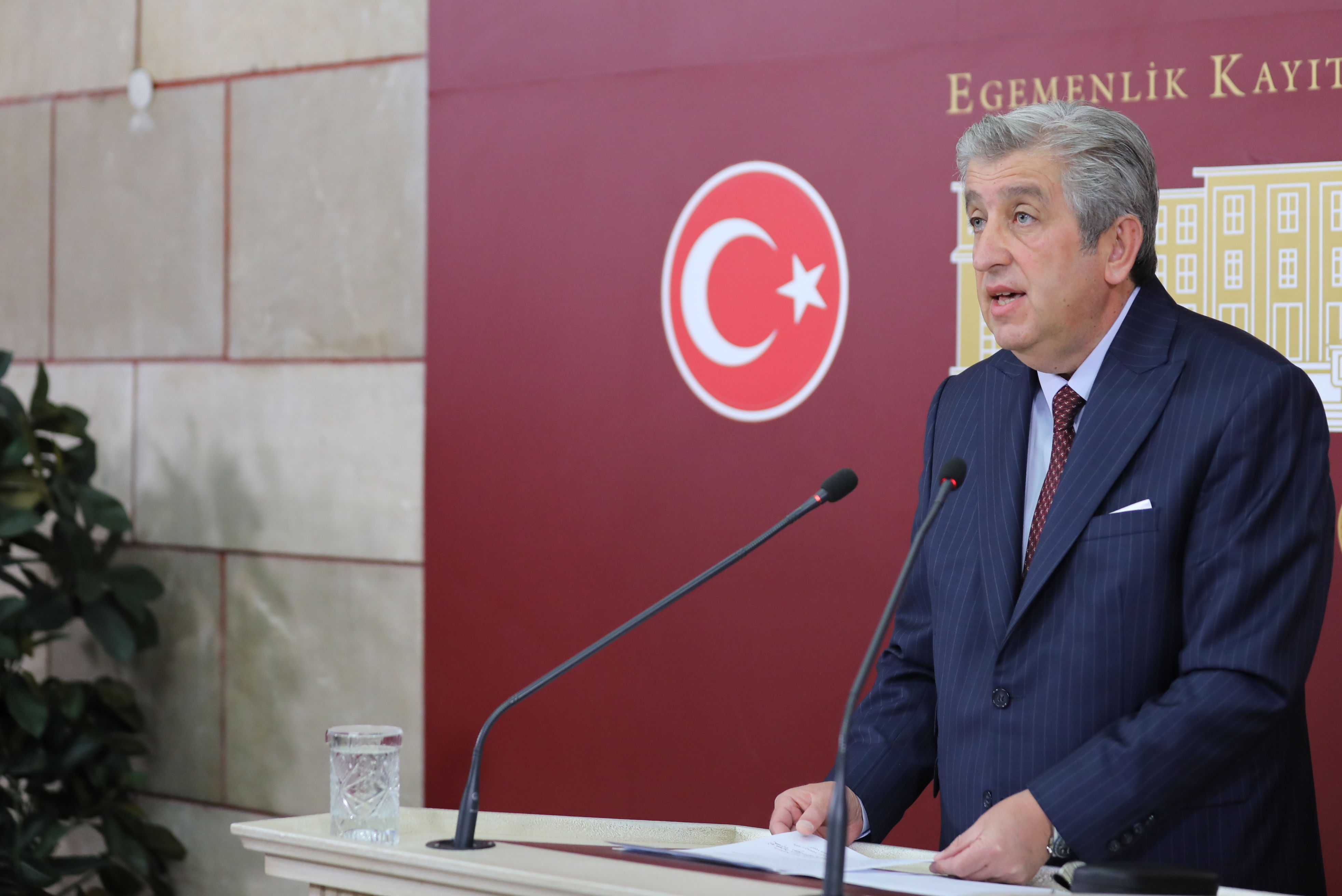 Murat Çan, Büyükşehir Belediyesi'nin 11 milyar TL'lik borcunu TBMM'ye taşıdı.