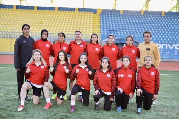 Önyargılara meydan okuyan Ağrı'nın tek kadın futbol takımı zirveye yükseliyor