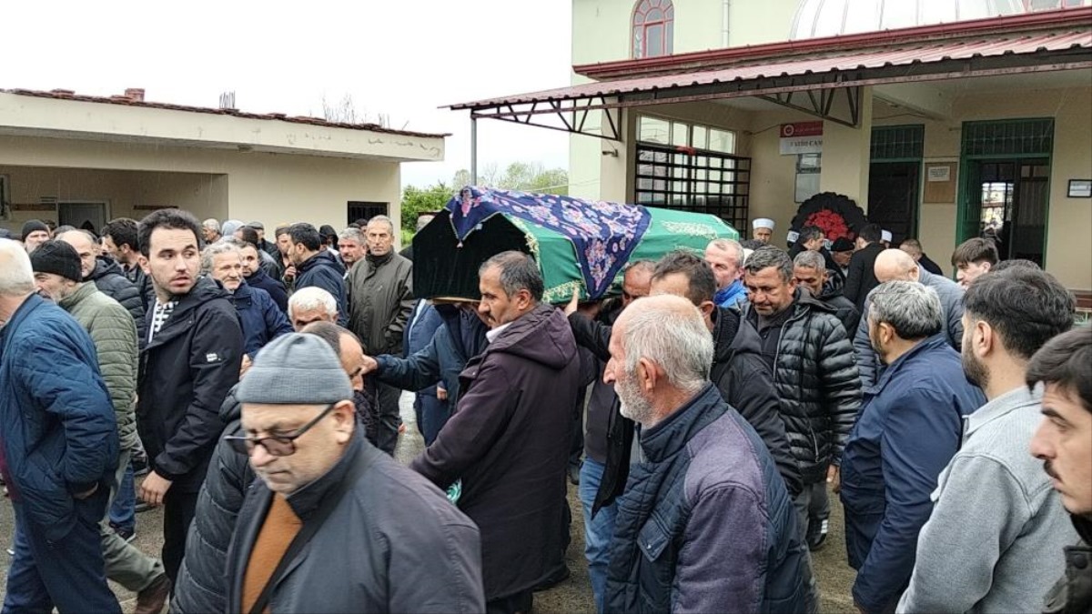 Samsun'da ayrı yaşadığı eşi tarafından öldürülen kadın defnedildi