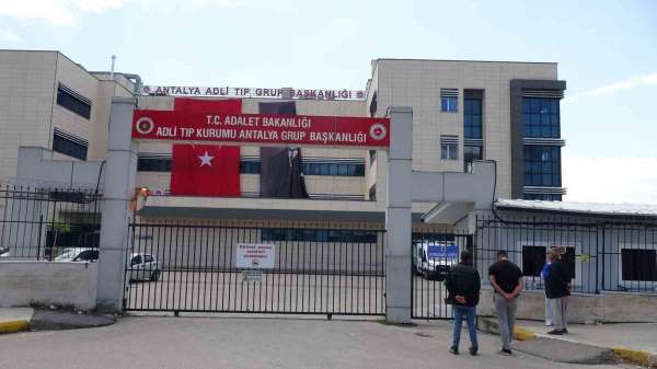 Antalya'da 17 yaşındaki kızı öldürüp intihar eden adamın cenazesi alındı