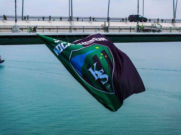 Büyükşehir, taraftarı kırmadı, Osmangazi Köprüsü'ne dev şampiyon Kocaelispor bayrağı asıldı