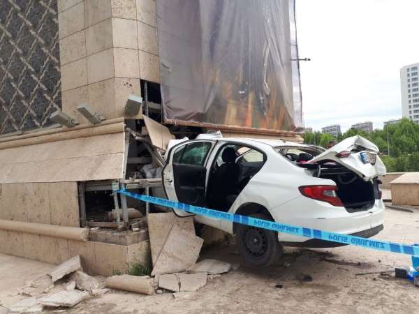Başkentte jandarmadan kaçan araç şehrin giriş kapısına ok gibi saplandı: Kazada 