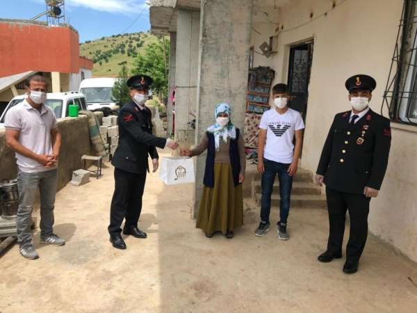 Jandarma ekipleri şehit ve gazi ailelerini ziyaret etti 