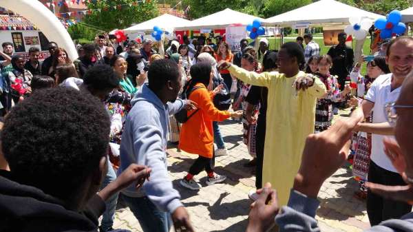 Afrikalı öğrenciler 'Tokat sarması' oynadı