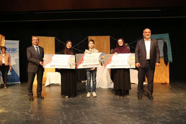 'Filistin Hakkında Konuşmalıyız' tiyatro gösterisi