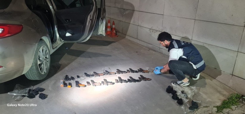 Polis araca zulalanmış 17 tabanca ele geçirdi