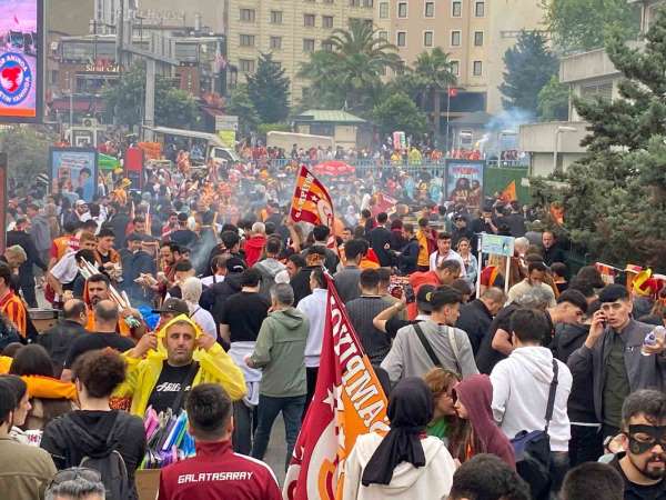 Galatasaraylı taraftarlar Yenikapı'ya akın etti