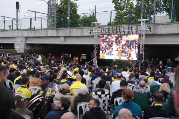 Kartal'da Fenerbahçe'nin Euroleague final maçı dev ekranda izlendi
