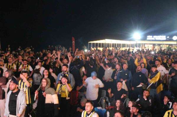 Rize'de Fenerbahçelilerden şampiyonluk kutlaması