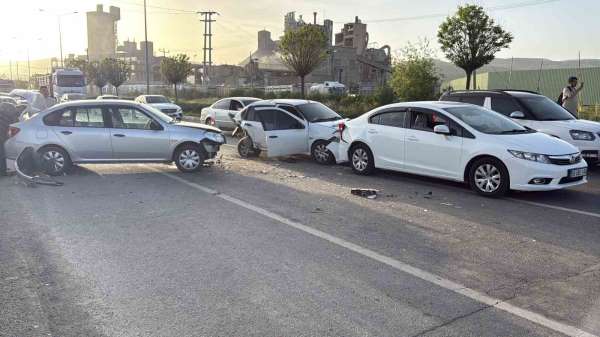 Sivas'ta zincirleme trafik kazası: 4 yaralı