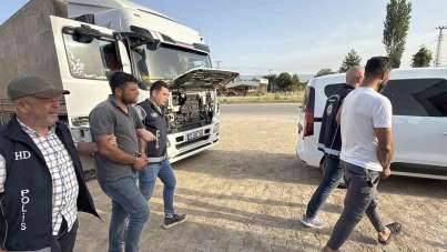 Tokat'ta gümrük mührü kırılmış iki tırda 17 kaçak göçmen yakalandı