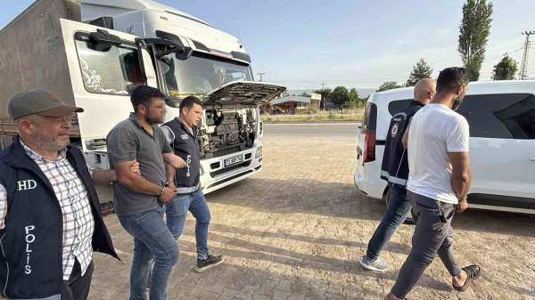 Tokat'ta gümrük mührü kırılmış iki tırda 17 kaçak göçmen yakalandı