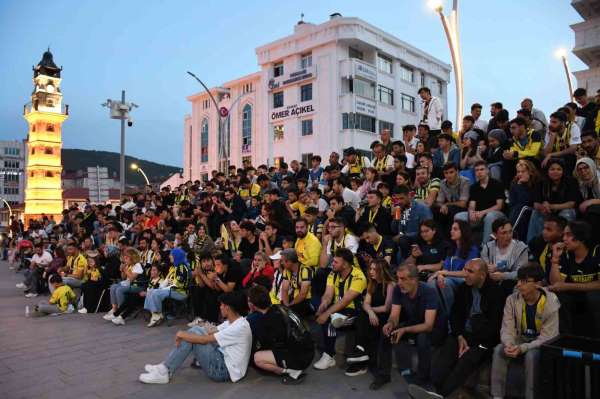 Yozgat'ta Fenerbahçe-Monaco maçı Cumhuriyet Meydanında canlı yayınlandı