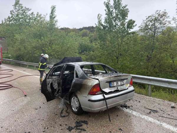 Tokat'ta alev alan otomobil demir yığınına döndü