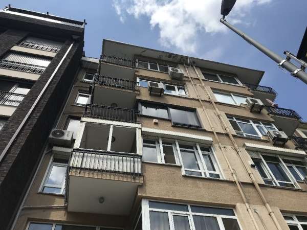Kadıköy'de intihara teşebbüs anı kamerada