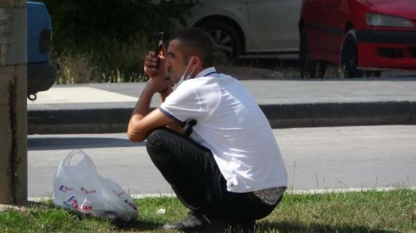 Kayseri'de intihar girişiminde bulunan genci görenler cep telefonları ile canlı 