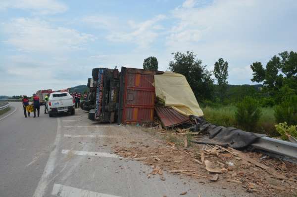 Sinop'ta kereste yüklü tır devrildi: 1 yaralı