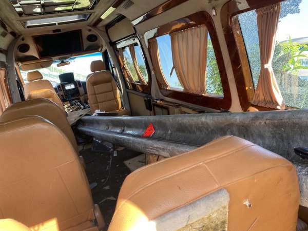 Antalya'da dehşete düşüren kaza: Minibüsün içinden bariyer geçti