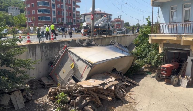 Samsun'da kamyon, yolcu minibüsüne çarparak evin bahçesine uçtu: 1'i ağır 11 yaralı