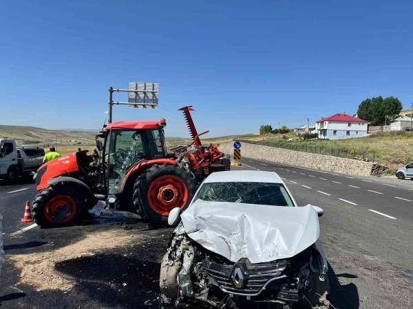 Ağrı'da yola atlayan traktör kazaya neden oldu