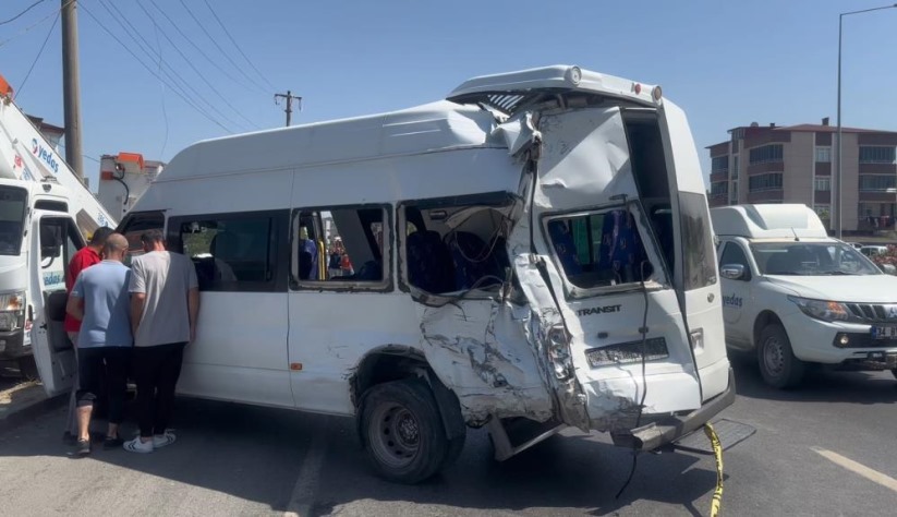 Samsun'da kamyon, yolcu minibüsüne çarparak evin bahçesine uçtu: 1'i ağır 11 yaralı