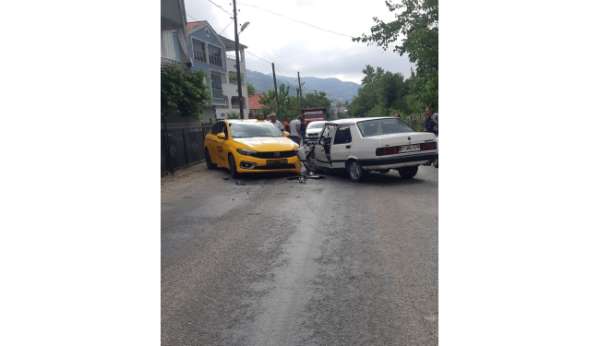 Ticari taksi ile otomobil çarpıştı: 3 yaralı