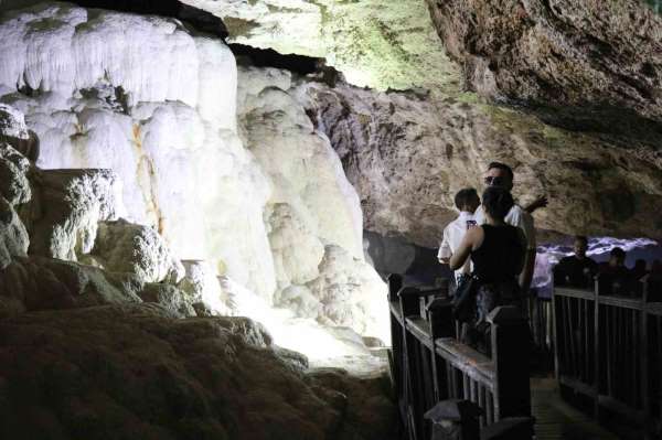Yerin altındaki Pamukkale 'Kaklık Mağarası' bayram tatilinde 6 bin ziyaretçiyi ağırladı
