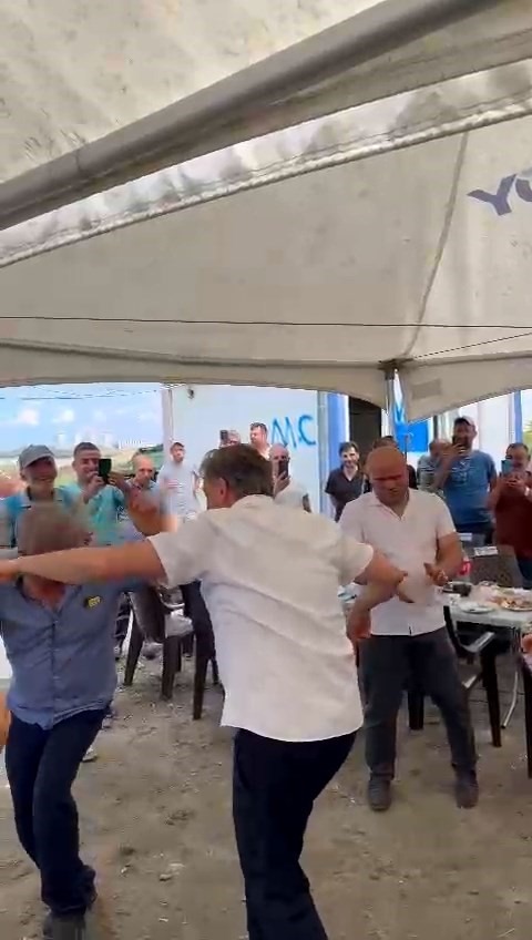 100 gündür maaş ödemeyen belediye başkanı 'Erik Dalı' eşliğinde göbek attı