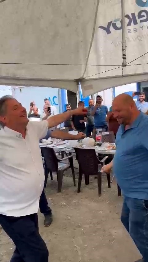 Samsun'da 100 gündür maaş ödemeyen belediye başkanı 'Erik Dalı' eşliğinde göbek attı