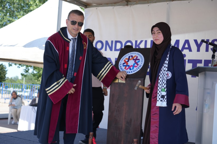 Hem hafız oldu hem fakülteyi birincilikle bitirdi