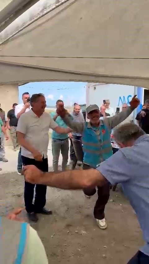 100 gündür maaş ödemeyen belediye başkanı 'Erik Dalı' eşliğinde göbek attı