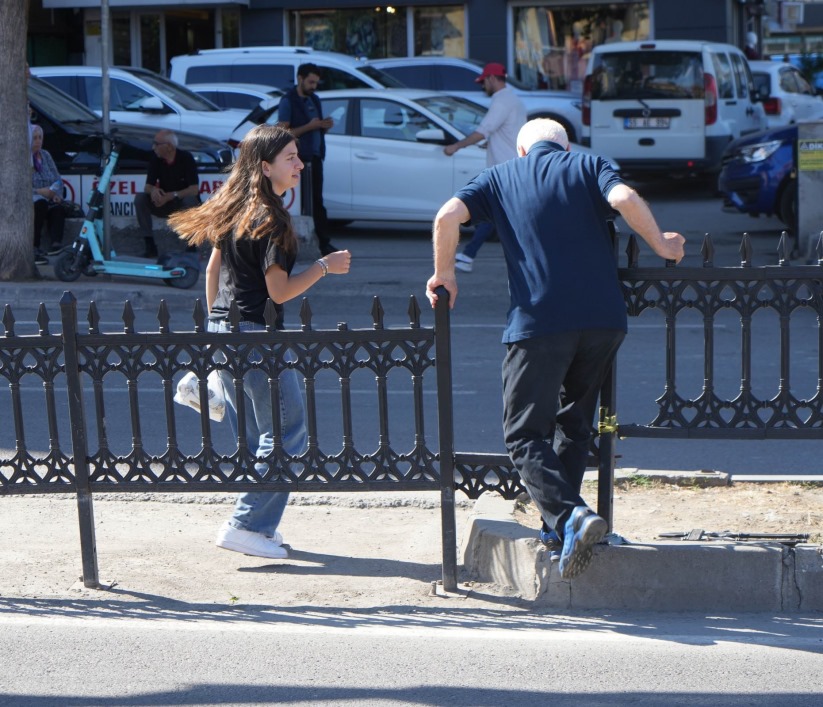 Samsun'da yayaların ölümle dansı: Geçit yerine bariyerden atlıyorlar
