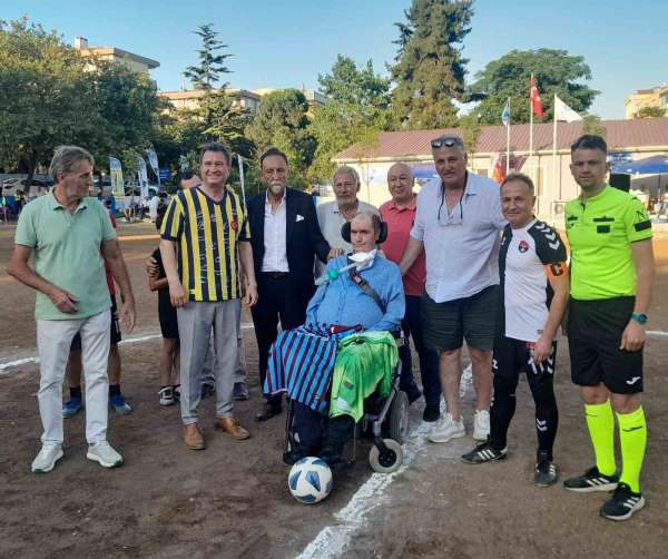 İsmail Gökçek, Veteranlar Futbol Turnuvası'ndaki maçta başlama vuruşunu yaptı