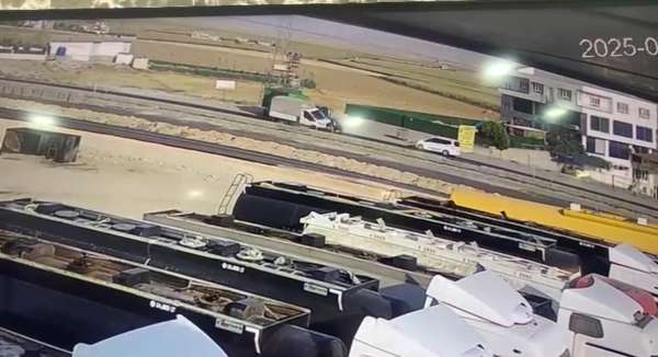 Batman'da kamyonet ile traktörün çarpıştığı kaza kamerada