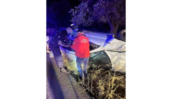 Burhaniye'de otomobil tek taraflı kazaya karıştı: 3 kişi yaralandı