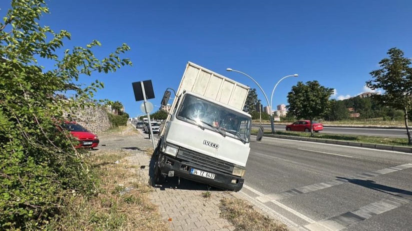 Samsun'da kamyonetin freni patladı, facianın eşiğinden dönüldü