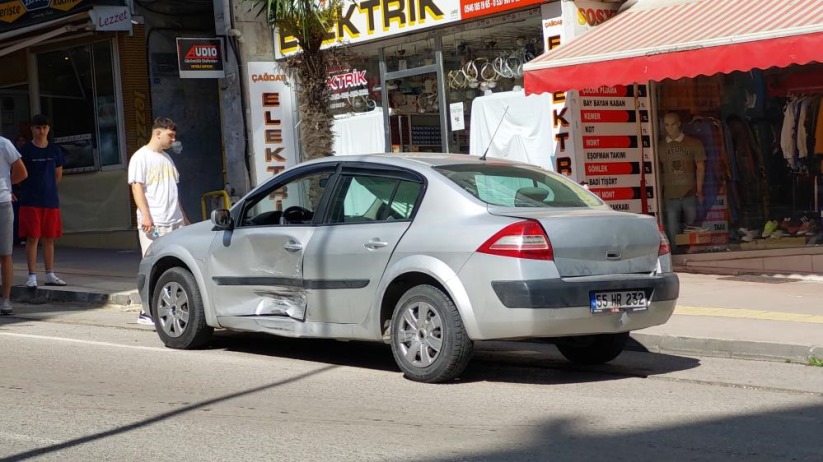 Samsun'da hafif ticari araç ile otomobil çarpıştı: 1 yaralı