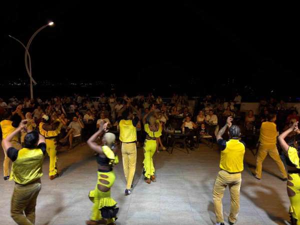 Bardakçı Koyu'nda tatil konser ve dans şovlarıyla renklendi