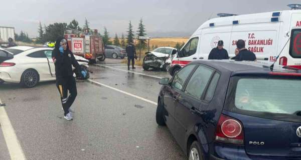 Eskişehir'de yağmur sonrası 3 aracın karıştığı trafik kazası, 2'si ağır 6 yaralı