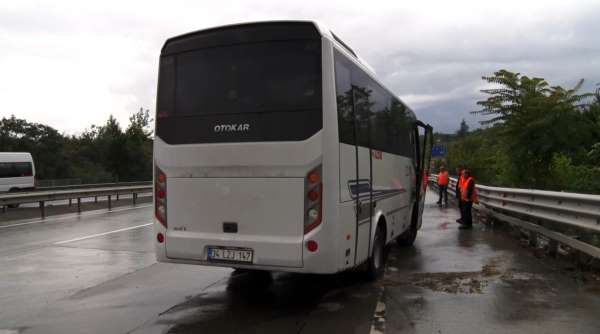 Eyüpsultan'da kontrolden çıkan servis aracı kaza yaptı: 3 yaralı
