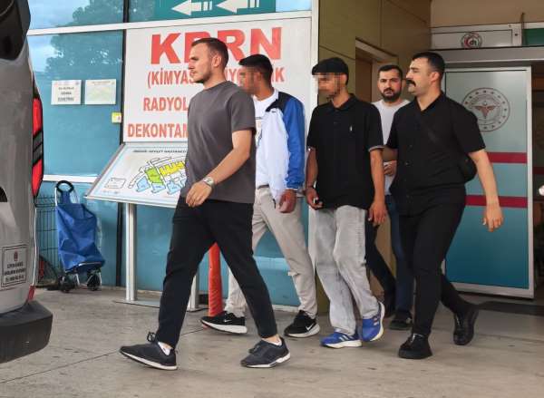 Tekme tokat dövdükleri gencin kolyesini çalıp kaçtılar