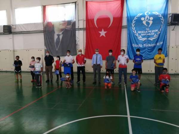 Ayrancı Belediyesi'nden badminton sporcularına malzeme desteği 