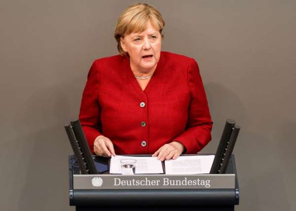 Merkel: 'Afganistan'daki kazanımların korunması için Taliban ile görüşmeler devam etmeli'