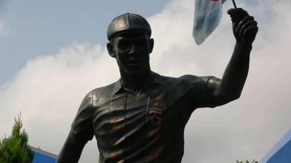 Trabzonsporlu taraftarlar, Nwakaeme'nin heykelini yaptırdı
